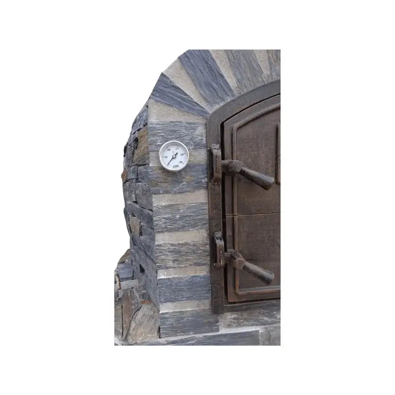 Close view of the Lisboa Stone Finish slate stone facade, thermometer, and cast aluminum door hinges
LisboaStoenPremium (installed, fire)